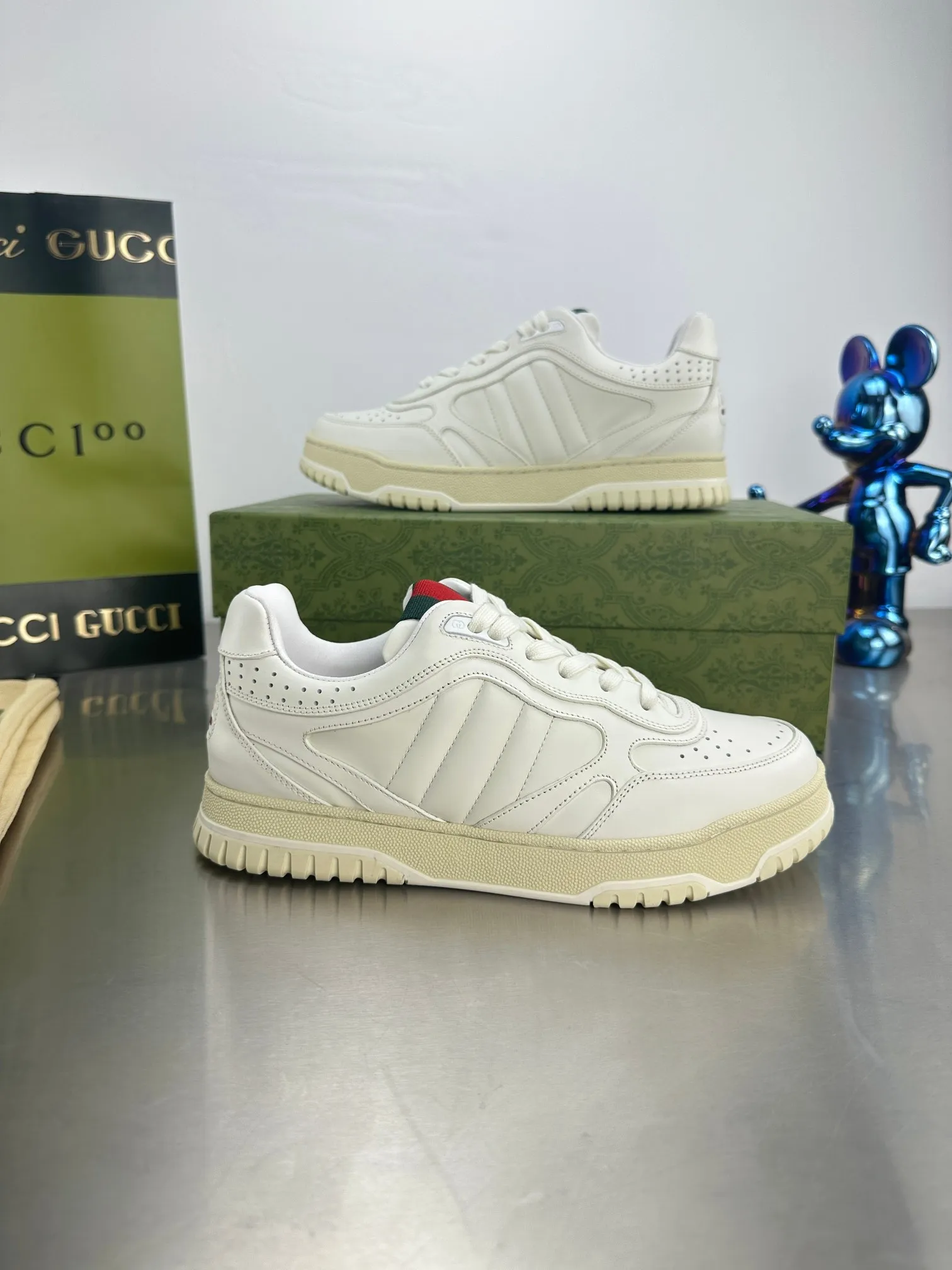 👟👟Ex-factory price 600👟👟 Gucci's latest hot-selling series of high and low-cut distressed couple's sneakers are shipped. The original version is purchased, developed and manufactured. This high-low top sneaker adopts a basketball-style silhouette design, cleverly integrated with hollow panels and distressed effects, showing its unique ingenuity. The ingenuity incorporates brand logo details such as interlocking Double G styling accessories and Gucci lettering, a low-key tribute to the brand's design heritage. Exquisite packaging at the delivery counter 🛍📦 ▪️ Fabric: Original customized imported first-layer cowhide ▪️ Lining: Imported high-grade mesh ▪️ Sole: Original molded TPU sole ▪️ Sole thickness: 3cm ▪️ Size: Women's 35-41 (Women's 41 customized)